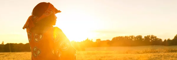 Panorama Web Banner Afrikanerin Traditioneller Kleidung Stehend Von Hand Auge — Stockfoto