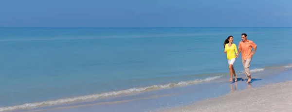 Tutuşup Parlak Açık Mavi Gökyüzü Ile Bir Issız Tropikal Plaj — Stok fotoğraf