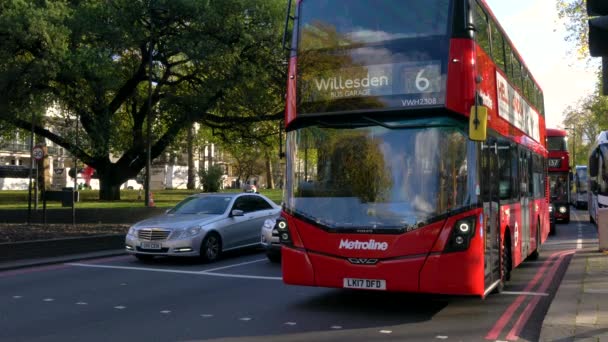 公園の車線 ロンドン イギリスの横断歩道で待っていると マーブル アーチ ハイドパーク ロンドンに向けてパークのレーンで運転にダブルデッカー ロンドン バス交通 タクシーと赤 — ストック動画