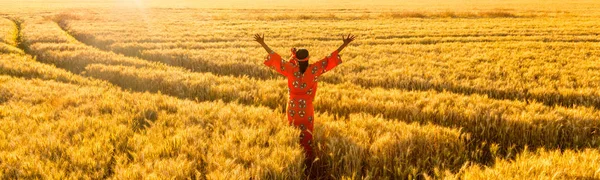 Африканская Женщина Традиционной Одежде Стоит Руки Подняты Поле Ячменя Пшеницы — стоковое фото