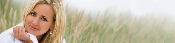Panoramik Web Başlık Resmi Güzel Modeli Doğal Uzun Boylu Yeşil — Stok fotoğraf