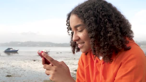 Hermosa Mujer Joven Afroamericana Raza Mixta Con Capucha Naranja Sentada — Vídeos de Stock