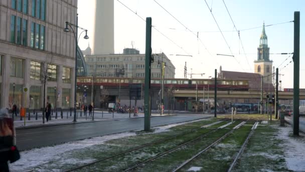 Verkeer Trams Mensen Karl Liebknecht Straße Berlin Duitsland Februari 2018 — Stockvideo