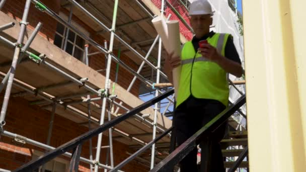 Homem Construtor Capataz Topógrafo Trabalhador Arquiteto Que Trabalha Construção Civil — Vídeo de Stock