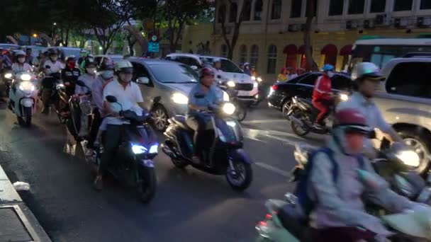 胡志明市或西贡街道上的滑板车和人 越南在2018年4月11日夜间 滑板车 摩托车 交通和胡志明市夜间街道上的人 — 图库视频影像