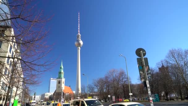 傾斜ダウンからテレビ塔 2019 ドイツのベルリン ベルリン テレビ塔テレビ塔からダウン カール リープクネヒト Strasse ベルリン ドイツのタクシーに傾けて昼間の日当たりの良い — ストック動画