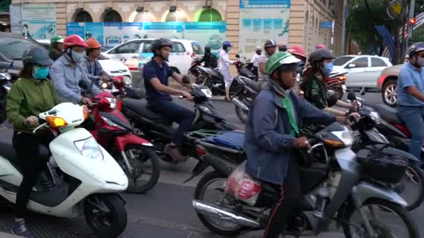 People Scooters Waiting Traffic Lights Streets Chi Minh City Saigon — Stock Video