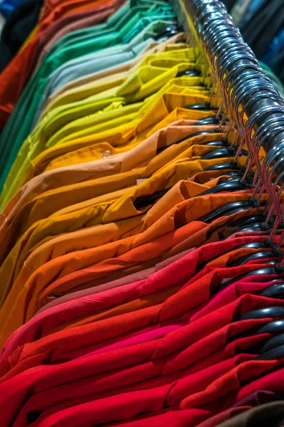 Camisas masculinas para hombre en perchas en un armario de la tienda Closet Rail — Foto de Stock