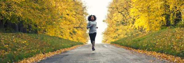 Blandad ras afrikansk amerikansk kvinna tonåring Fitness Running panor — Stockfoto
