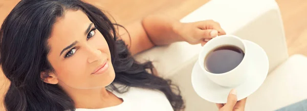 Panorama hispânico latina mulher bebendo chá ou café — Fotografia de Stock