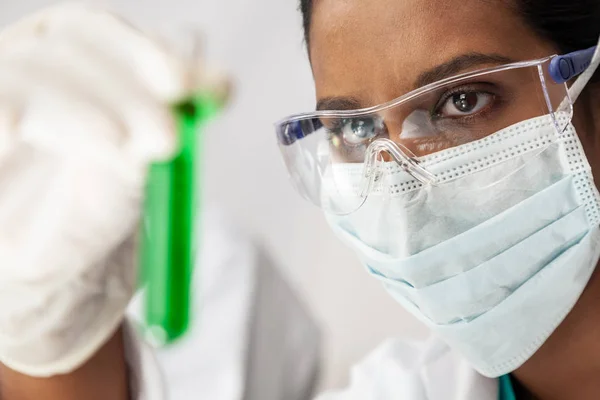 Investigadora científica india asiática en laboratorio — Foto de Stock