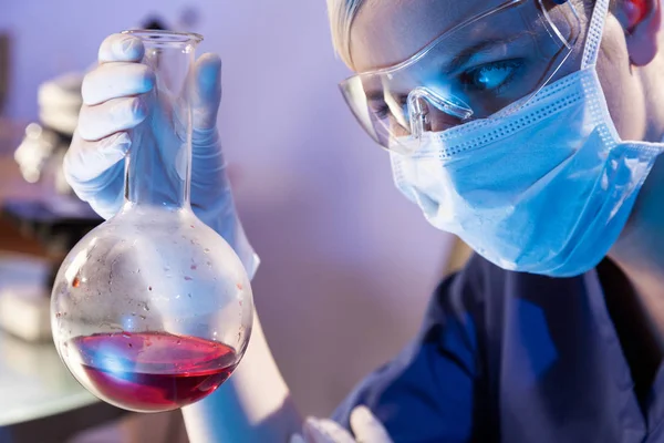 Pesquisadora Cientista Feminina com Frasco em Laboratório — Fotografia de Stock