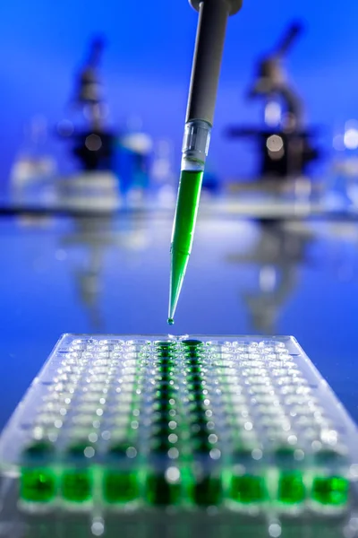 Solution verte Pipette et cellule de laboratoire de recherche médicale scientifique — Photo