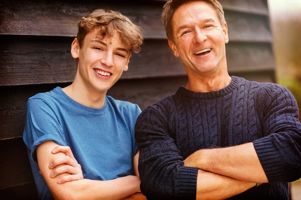 Adam baba ve genç oğlu silah katlanmış mutlu orta yaşlı — Stok fotoğraf