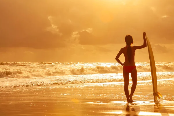 Vrouw bikini surfer & surfplank strand zonsondergang — Stockfoto