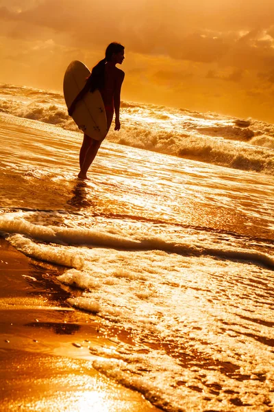 Vrouw bikini surfer & surfplank strand zonsondergang — Stockfoto
