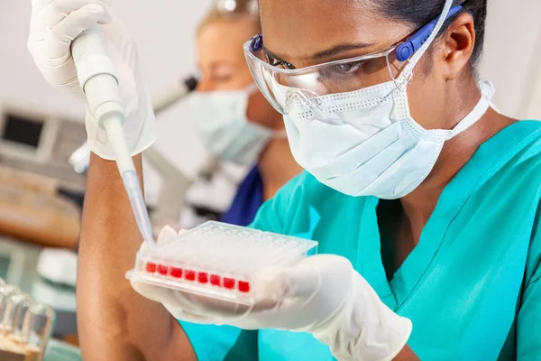 Asiático Feminino Cientista Teste de sangue Laboratório de Pesquisa Médica — Fotografia de Stock