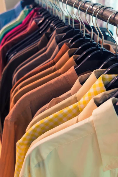 Camisas masculinas para hombre en perchas en un armario de la tienda Closet Rail — Foto de Stock