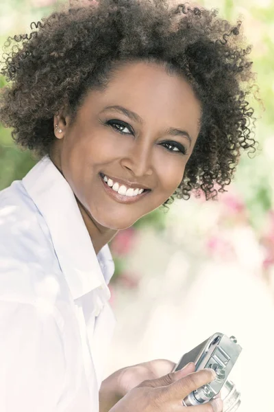 Raça mista afro-americana menina fora com câmera — Fotografia de Stock