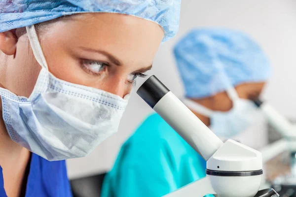 Vrouwelijke wetenschapper in medisch onderzoek lab of laboratorium — Stockfoto