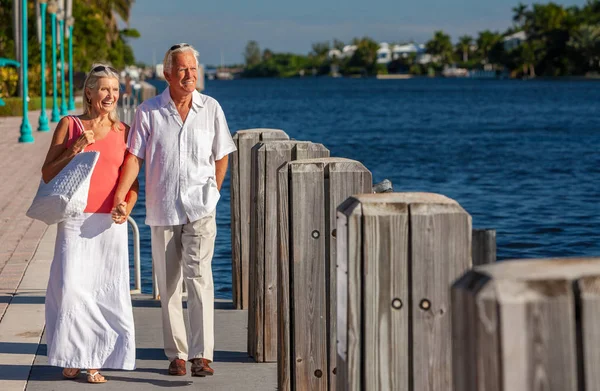 Gelukkige Senior man vrouw paar lopen tropische zee of rivier — Stockfoto