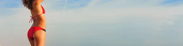 아름다운 비키니 여자와 푸른 하늘에 해변 파노라마 — 스톡 사진