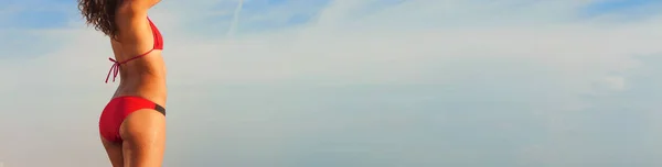 Mooie bikini vrouw met blauwe lucht op het strand panorama — Stockfoto