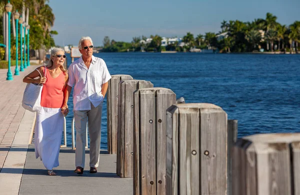 Boldog Senior férfi nő pár Walking trópusi tenger vagy a folyó — Stock Fotó