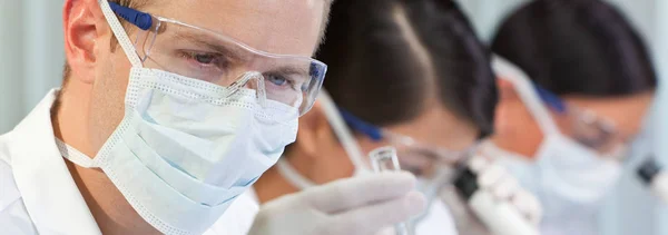 Cientista Masculino i Laboratório de Pesquisa Médica Panorama — Fotografia de Stock