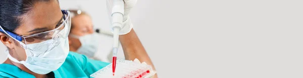 Muestra de sangre de pipeta científica femenina asiática en investigación médica — Foto de Stock