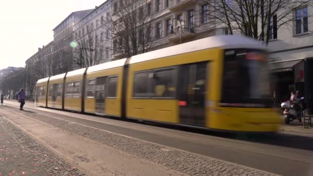 Tram Und Menschen Der Kastanienallee Berlin Deutschland Februar 2019 Drehung — Stockvideo