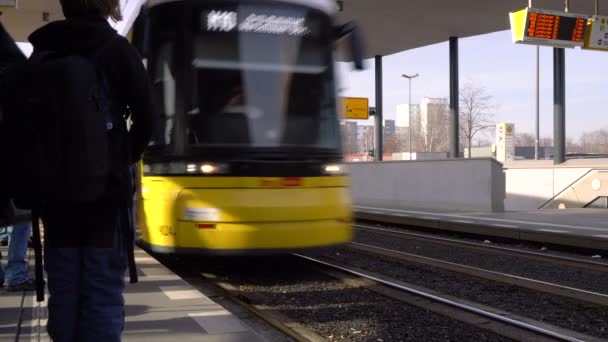 Tramvaj Cestující Nádraží Hauptbahnhof Berlín Německo Únor 2019 Lidé Čekající — Stock video