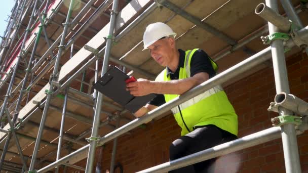 Hombre Constructor Capataz Trabajador Topógrafo Arquitecto Que Trabaja Obra Construcción — Vídeo de stock