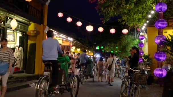 ローカルの人々 と観光客で夜に 通りのホイアン ベトナム 2018 地元の人々 観光客 ホイアンの街で夜自転車人力車 ベトナム — ストック動画