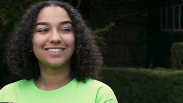 Piękny Szczęśliwy Śmiech Biracial African American Girl Teen Młoda Kobieta — Wideo stockowe