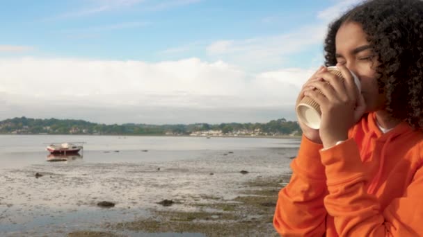 Gyönyörű Kevert Afro Amerikai Lány Tizenéves Fiatal Visel Narancssárga Kapucnis — Stock videók