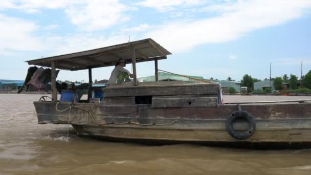 Foto Rastreamento Tradicional Barco Caseiro Vietnamita Navegando Rio Mekong Frente — Vídeo de Stock