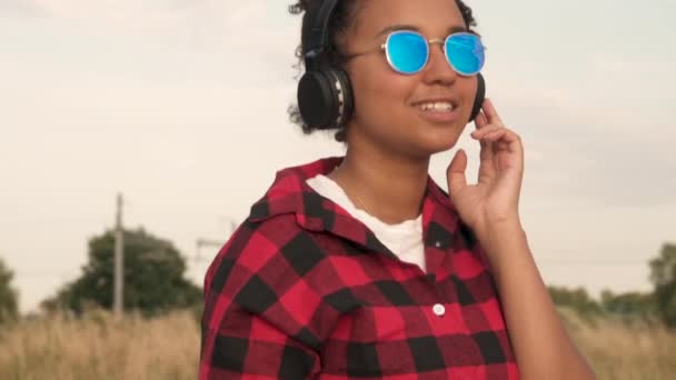 Slow Motion Video Van Mooi Gemengd Ras African American Girl — Stockvideo
