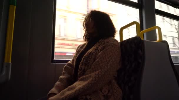 Biracial Joven Mujer Adolescente Adolescente Chica Pasajera Sentado Viajando Tranvía — Vídeos de Stock