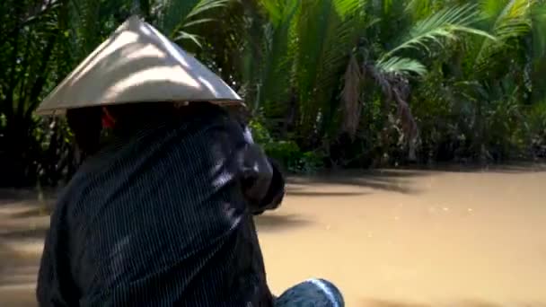 Vietnam Mekong Deltası Nda Yaprak Şapka Takan Geleneksel Bir Tekne — Stok video