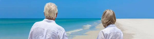 Gepensioneerd Senior paar op tropisch strand panorama web banner — Stockfoto