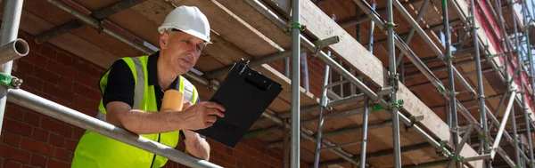 Construction Foreman Builder on Building Site Clipboard and Mug — Stock Photo, Image