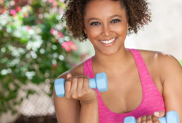 Mujer afroamericana al aire libre haciendo ejercicio con pesas — Foto de Stock