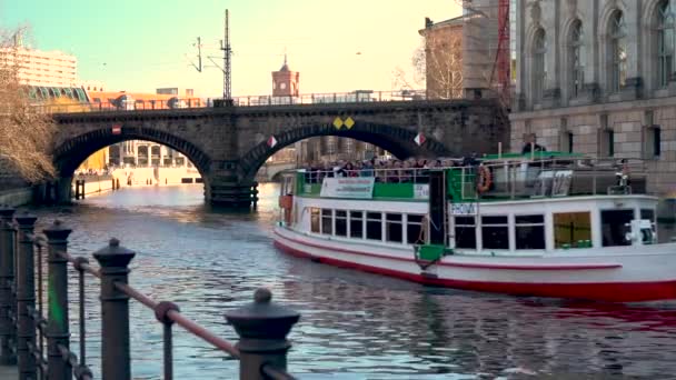 Barco Espira Del Río Berlín Alemania Febrero 2019 Excursión Turística — Vídeo de stock