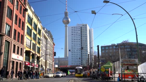 Hackescher Markt Berlín Alemania Febrero 2019 Trenes Tranvías Autobuses Personas — Vídeo de stock