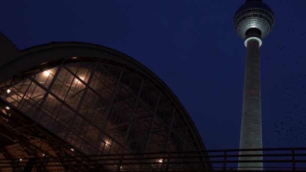 Večerní Video Železniční Stanice Alexanderplatz Ptáci Letící Celé Televizní Věži — Stock video