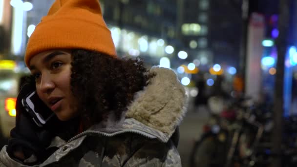 Piękne Biracial African American Dziewczyna Nastolatek Młoda Kobieta Miejskiej Ulicy — Wideo stockowe