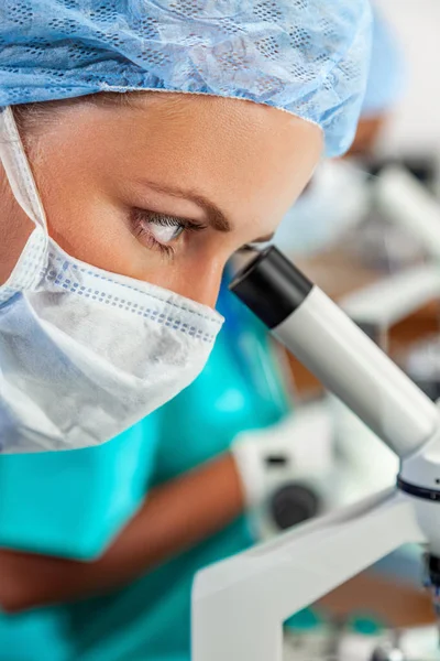 Científica femenina en laboratorio o laboratorio de investigación médica —  Fotos de Stock