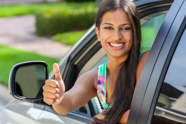 Indiano asiatico giovane donna pollice su guida auto sorridente — Foto Stock