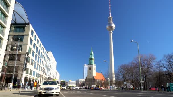 Karl Liebknecht Strasse Berlin 德国柏林2019年2月16日 沿着Karl Liebknecht Strasse朝柏林Fernsehturm电视塔方向的阳光普照 — 图库视频影像